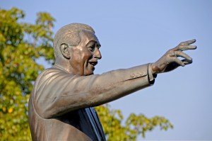 PhotoPass Walt Statue